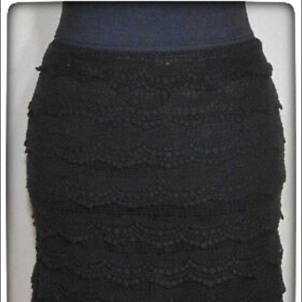 TIERED LACE SKIRT